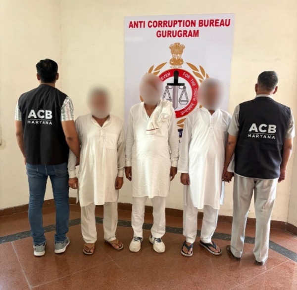 एसीबी द्वारा गिरफ्तार तीन सरकारी कर्मचारी