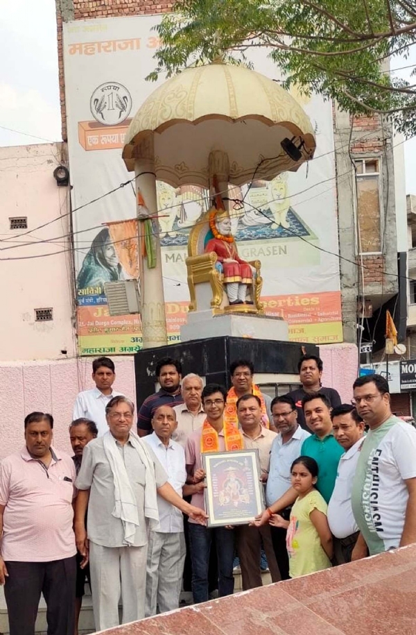 सक्षम जिंदल को स्मृति चिह्न देते अग्र बंधु।