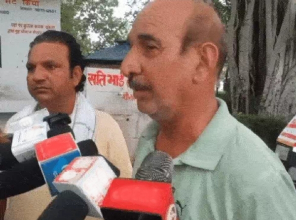 मीडिया से बातचीत करते हुए मृतक के पिता नरेंद्र, बेटे की मौत के बारे में बात करते हुए वो रो पड़े। मीडिया से बातचीत करते हुए मृतक के पिता नरेंद्र, बेटे की मौत के बारे में बात करते हुए वो रो पड़े।