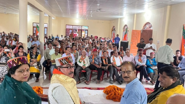 आपातकाल के 50 वर्ष पूरे होने पर आयोजित संगोष्ठी में मौजूद भाजपा नेता व अन्य लोग।