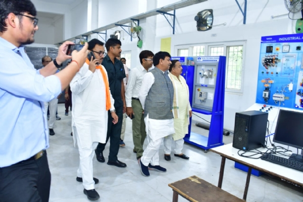 आई टी आई मे मंत्री जी निरीक्षण करते हुए