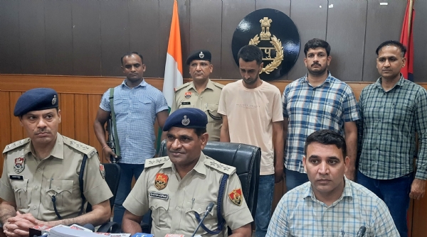 पानीपत में फर्जी डीएसपी बनकर लूटने वाले सुमित अहूजा की जानकारी देते डीएसपी सतीश वत्स