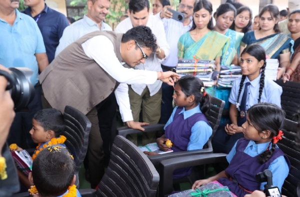 ओपी चौधरी शाला प्रवेशोत्सव में