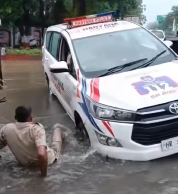 गड्ढे में गिरा पुलिस कर्मी