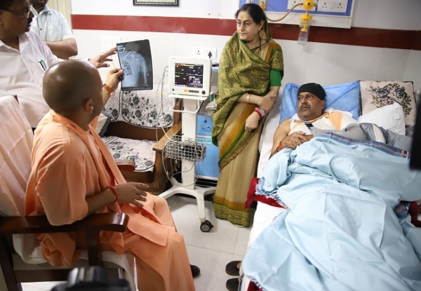 अस्पताल में भर्ती विधायक फतेह बहादुर को देखने पहुंचे सीएम योगी अस्पताल में भर्ती विधायक फतेह बहादुर को देखने पहुंचे सीएम योगी