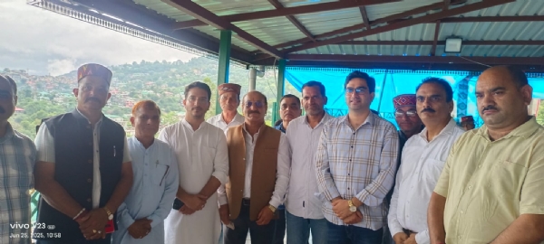 स्व किशन कपूर की जयंती पर आयोजित कार्यक्रम में मौजूद लोग।