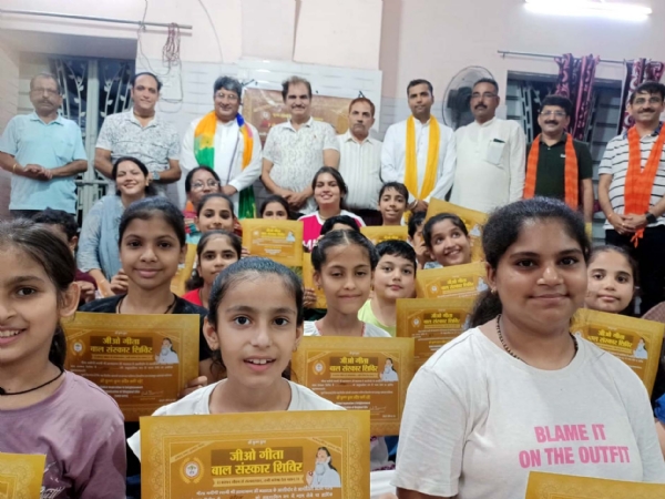 बच्चों के साथ मेयर प्रवीण पोपली, पार्षद व अन्य गणमान्य व्यक्ति।