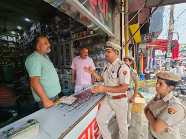 पानीपत में मेडिकल स्टोर संचालकों को समझते पुलिस अधिकारी