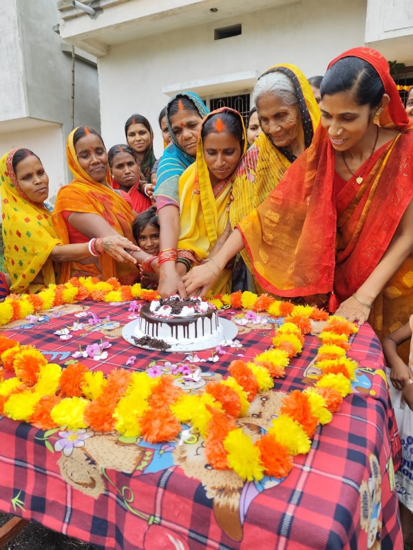 पीएम आवास को लेकर खुशी मनाती लाभुक पीएम आवास को लेकर खुशी मनाती लाभुक