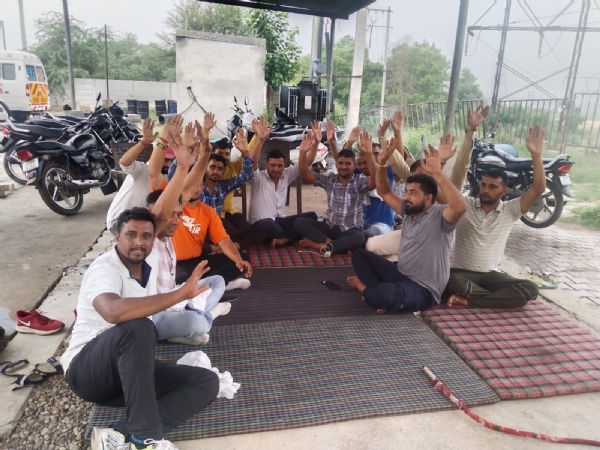 धरने पर बैठे कर्मचारी।