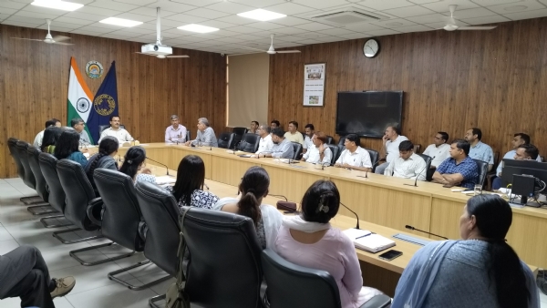 बैठक को संबोधित करते कुलपति प्रो. विजय कुमार।