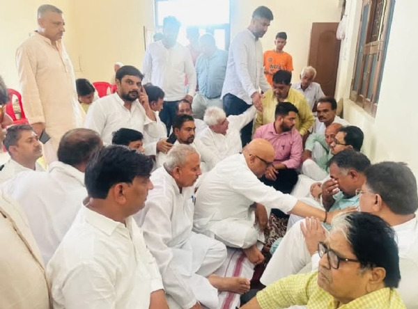 शोकाकुल परिजनों को सांत्वना देते अजय राय