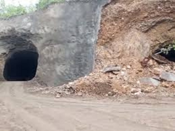 निर्माणाधीन सुरंग ढहने से दो मजदूराें की दबकर माैत