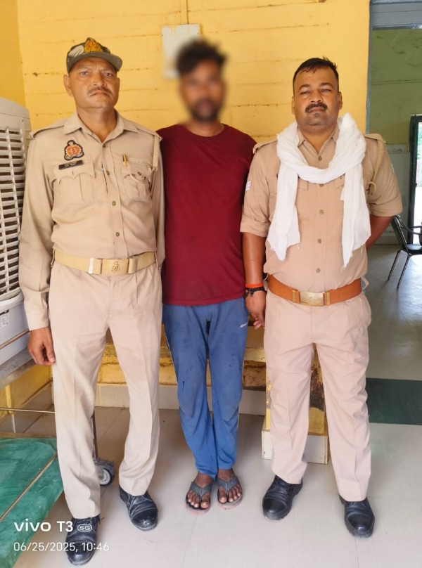दहेज प्रताड़ना के मामले में गिरफ्तार आरोपी व पुलिस।