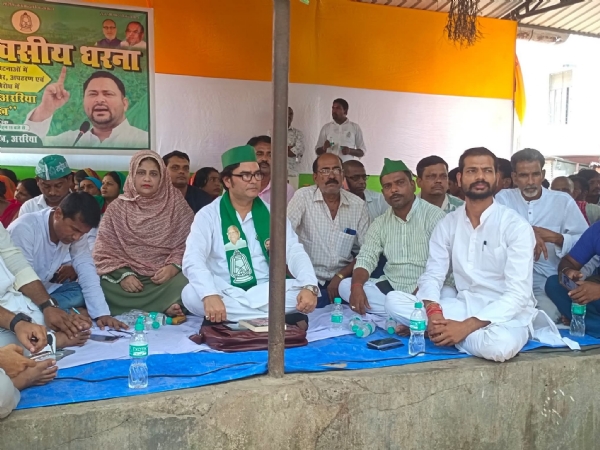 अररिया फोटो:राजद का एकदिवसीय धरना प्रदर्शन अररिया फोटो:राजद का एकदिवसीय धरना प्रदर्शन