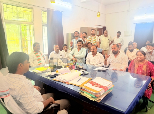 बाजार समिति के अधिकारी को ज्ञापन सौंपते कांग्रेस जिलाध्यक्ष आनंद बिहारी दूबे