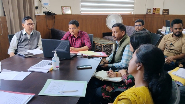 पौड़ी मे  बुधवार को   अधिकारीयो की बैठक लेते सीडीओ