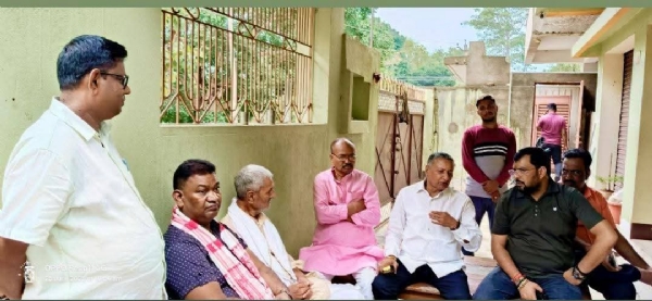 आवास में पहुंचे लोग