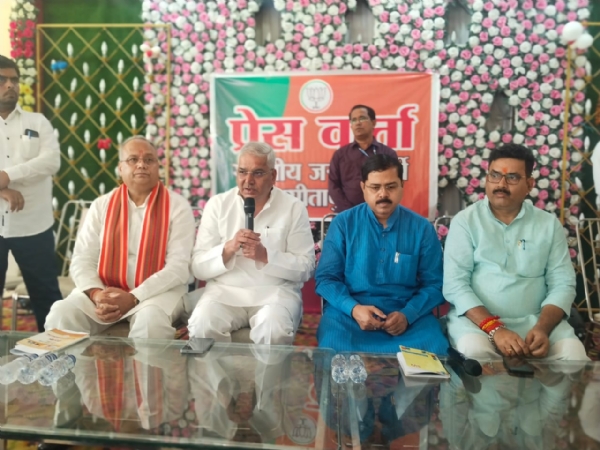 आपातकाल के विरोध में प्रेस वार्ता करते प्रभारी मंत्री मयंकेश्वर शरण सिंह