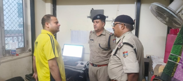 थाने का अवलोकन करते अर्पण यदुवंशी