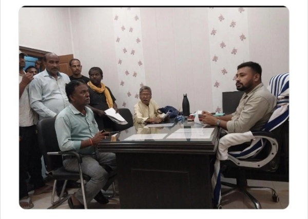 सी ओ को आवेदन देते ग्रामीण