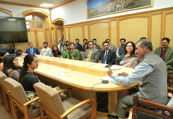 मुख्यमंत्री से भेंट करते अधिकारी