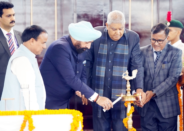 कुमाऊं विश्वविद्यालय नैनीताल स्वर्ण जयंती समारोह का दीप प्रज्वलित कर शुभारंभ करते उपराष्ट्रपति जगदीप धनखड़।
