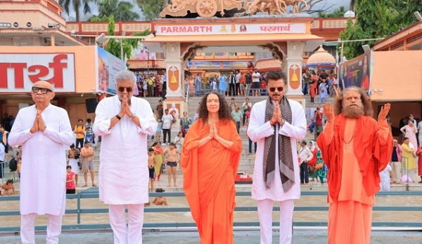 अभिनेता अनिल कपूर और फिल्म निर्माता व निर्देशक बोनी कपूर मां गंगा के पावन तट पर स्थित परमार्थ निकेतन आश्रम में पूजा करते।