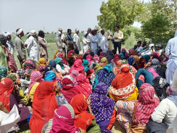 जागरूकता अभियान के तहत लोगों को नशे के बारे में समझाते राहुल शर्मा।