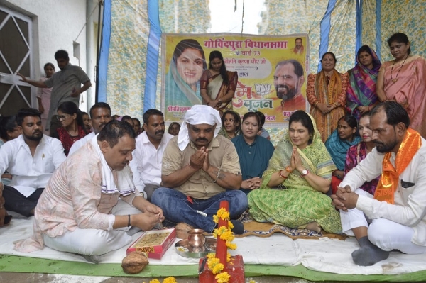 भूमिपूजन करती हुईं राज्यमंत्री कृष्णा गौर