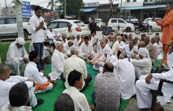 सोनीपत: धरने पर बैठे लोगों को संबोधित करते संघर्ष समिति के पदाधिकारी