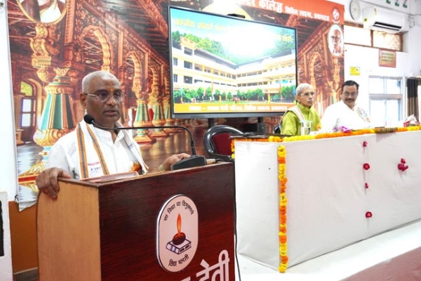 सम्बोधित करते शेष धर द्विवेदी