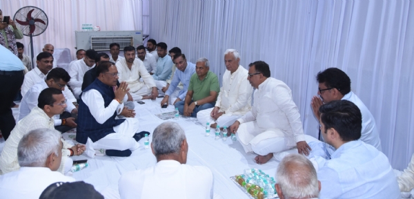 फोटो कैप्शन 25आरटीके2 : सिंधु भवन पहुंच कर मुख्यमंत्री विष्णु देव साय शोकाकुल परिवार को सांत्वना देते हुए