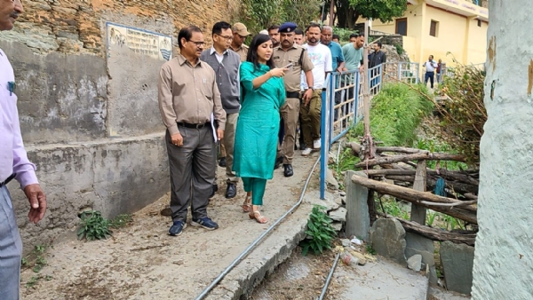 पौड़ी खोला गांव में जल जीवन मिशन के तहत कार्यों का निरीक्षण करती जिलाधिकारी