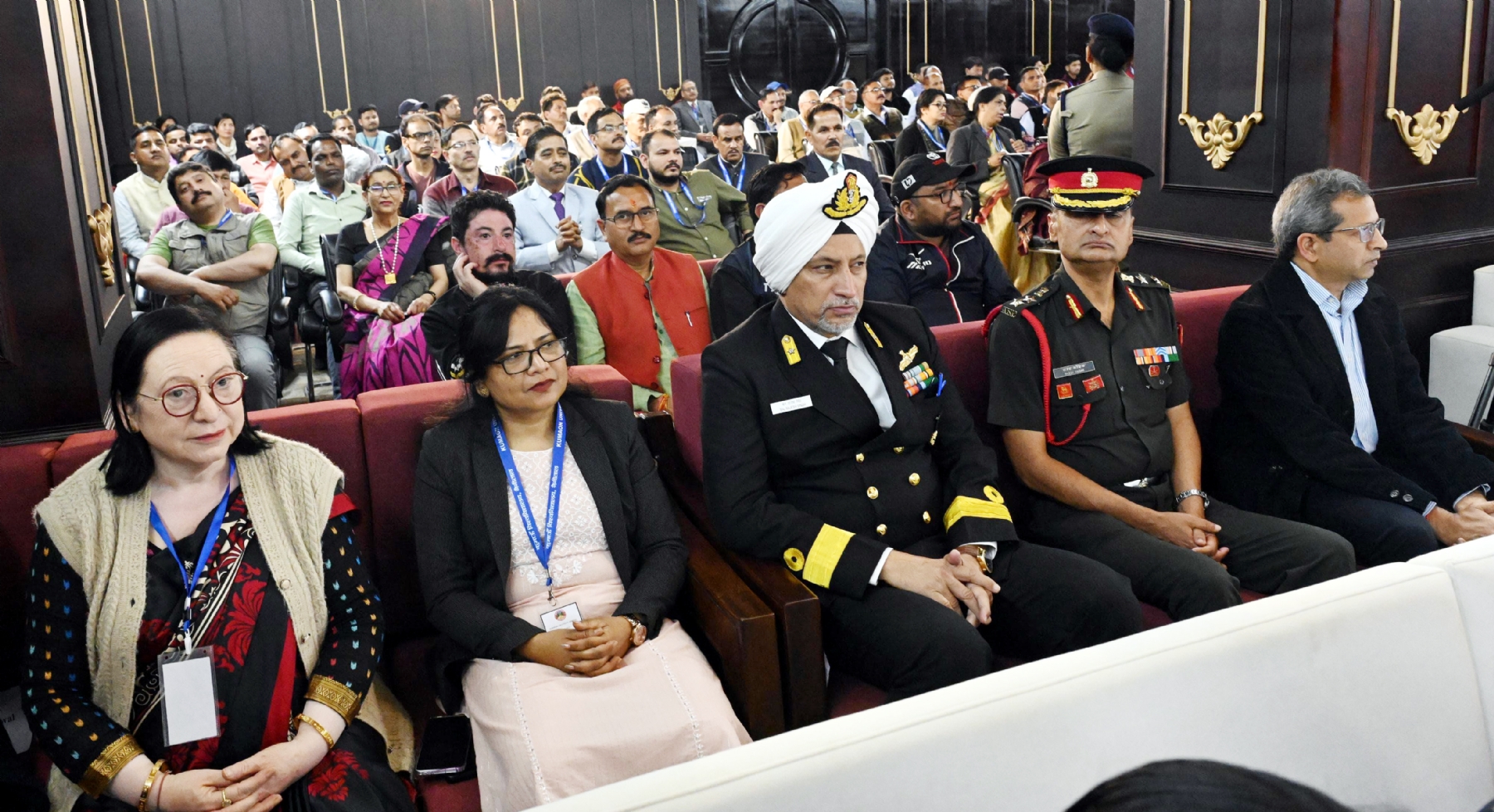 कुमाऊं विश्वविद्यालय नैनीताल स्वर्ण जयंती समारोह में उपस्थित प्राध्यापक एवं अन्य लोग।।