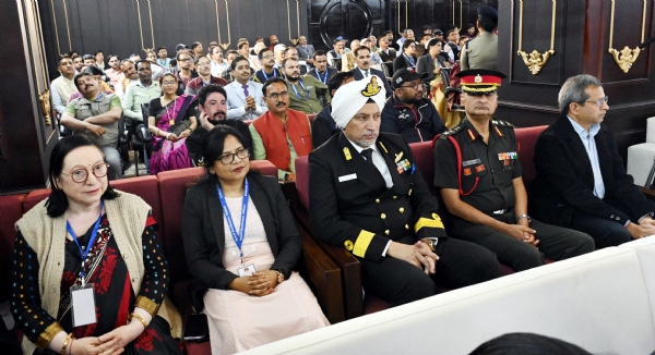 कुमाऊं विश्वविद्यालय नैनीताल स्वर्ण जयंती समारोह में उपस्थित प्राध्यापक एवं अन्य लोग।।