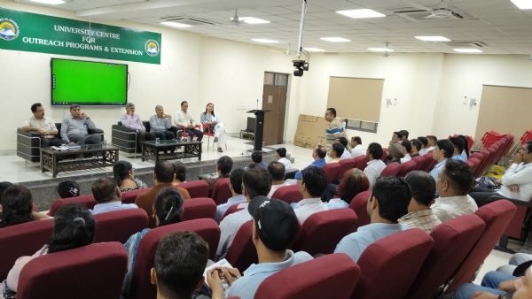 प्राध्यापकों के साथ बैठक करते कुलपति प्रो. विजय कुमार।