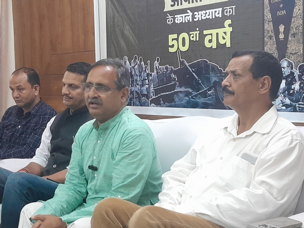 मंडी में आपातकाल को लेकर पत्रकारों से बात करते हुए रणधीर शर्मा।