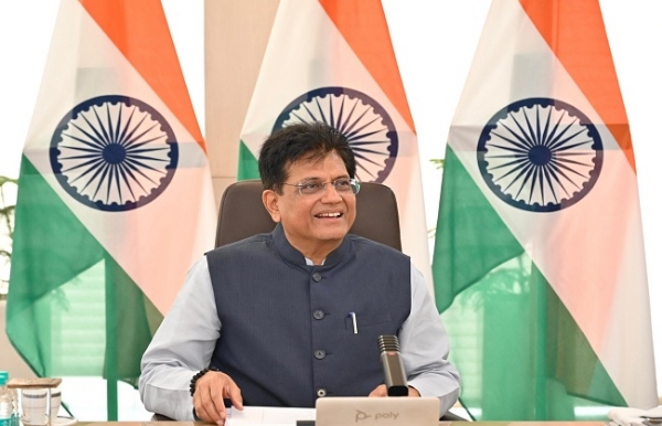 पीएलआई योजना की समीक्षा बैठक करते पीयूष गोयल
