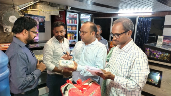 होटल का जांच करते अधिकारी होटल का जांच करते अधिकारी