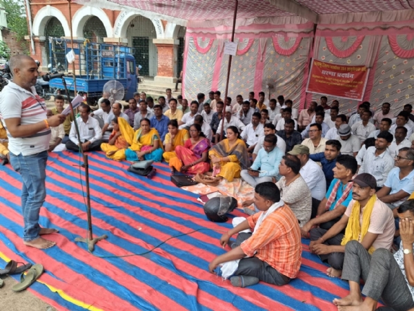 धरना देते बर्खास्त अनुसेवक