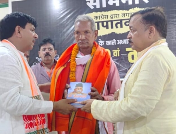 सम्मानित करते मंत्री