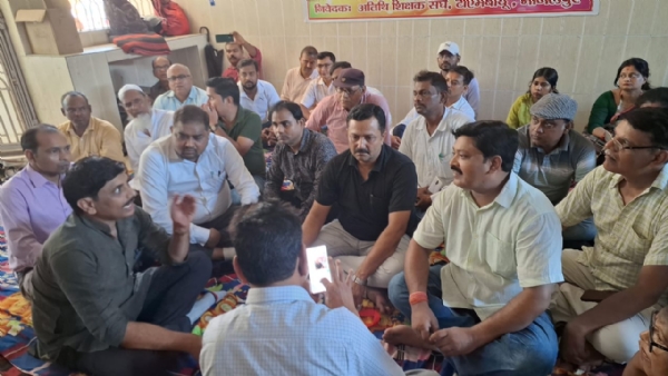 धरना देते अतिथि शिक्षक