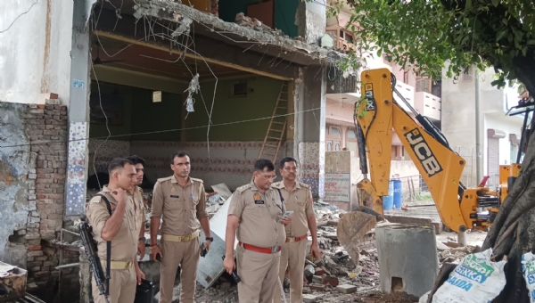शहमतगंज रोड स्थित गौतस्कर जुबेर उर्फ ‘पाया’ के अवैध होटल पर चला बुलडोजर, भारी पुलिस बल की मौजूदगी में बीडीए की बड़ी कार्रवाई