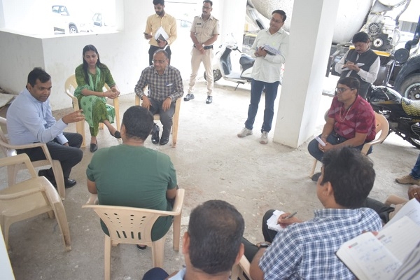 आवासीय परियोजना के घटना स्‍थल पर पहुंचकर कमिश्‍नर ने ली अधिकारियों की क्लास