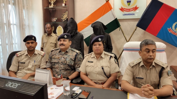 जानकारी देते एसपी