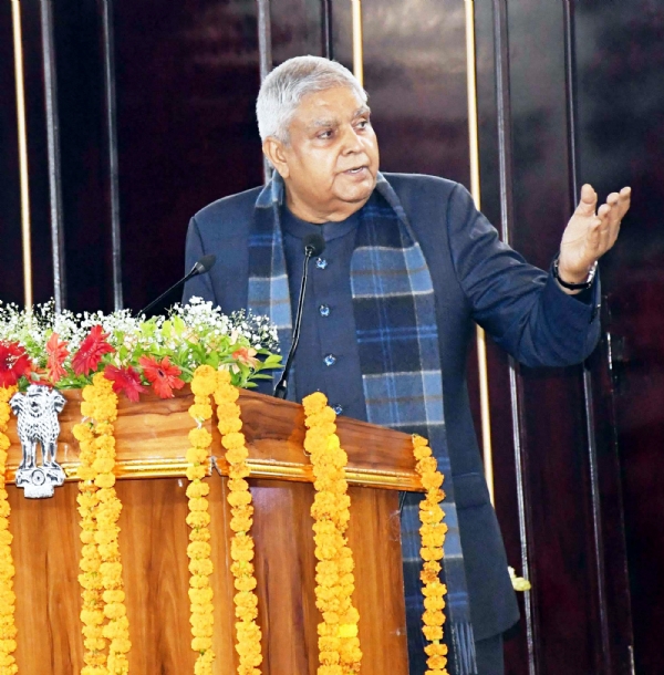 कुमाऊं विश्वविद्यालय नैनीताल स्वर्ण जयंती समारोह में बोलते उपराष्ट्रपति जगदीप धनखड़।