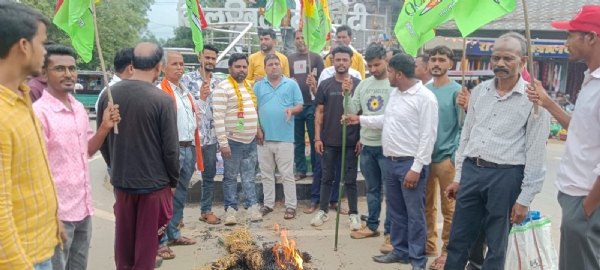 जेएलकेएम के कार्यकर्ताओं ने फूंका मांडू विधायक का पुतला