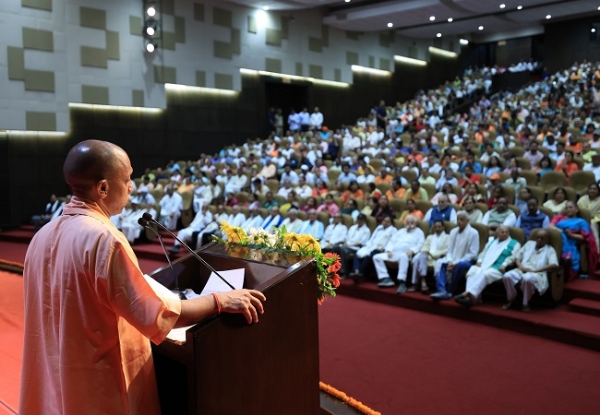 कार्यक्रम को संबोधित करते मुख्यमंत्री योगी कार्यक्रम को संबोधित करते मुख्यमंत्री योगी