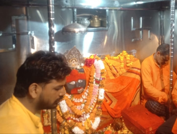 माता शीतला का दर्शन करते श्रद्धालु।